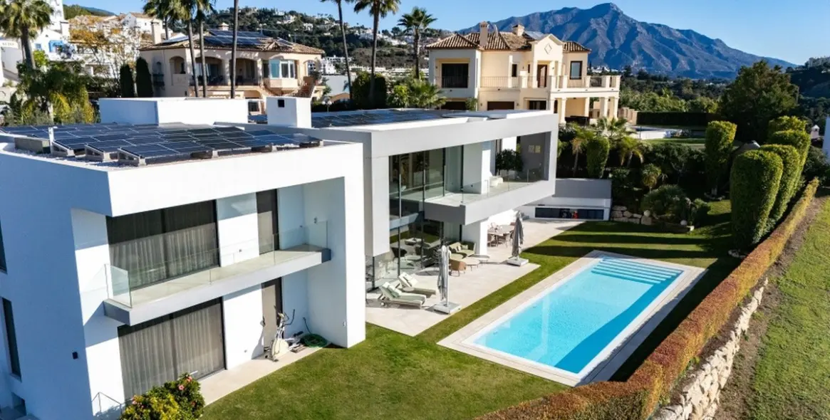 Sale of detached villa in Los Arqueros 16