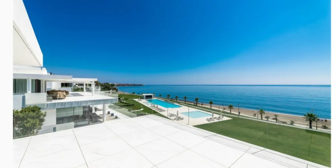 Sale of penthouse in New Golden Mile 15