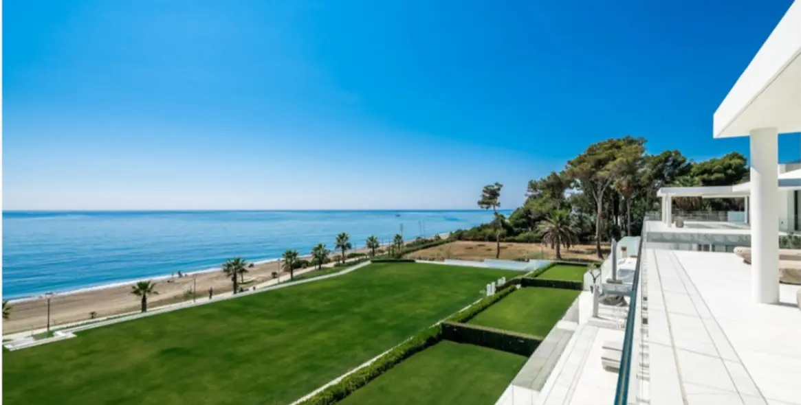 Sale of penthouse in New Golden Mile 18