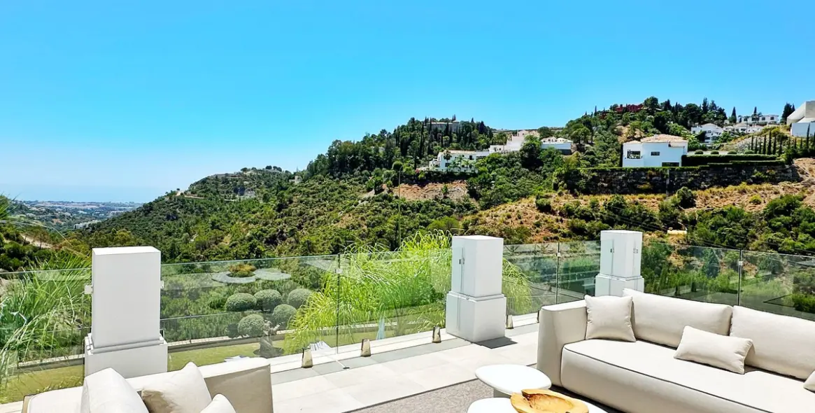 Sale of detached villa in Benahavís (district El Madronal) 1