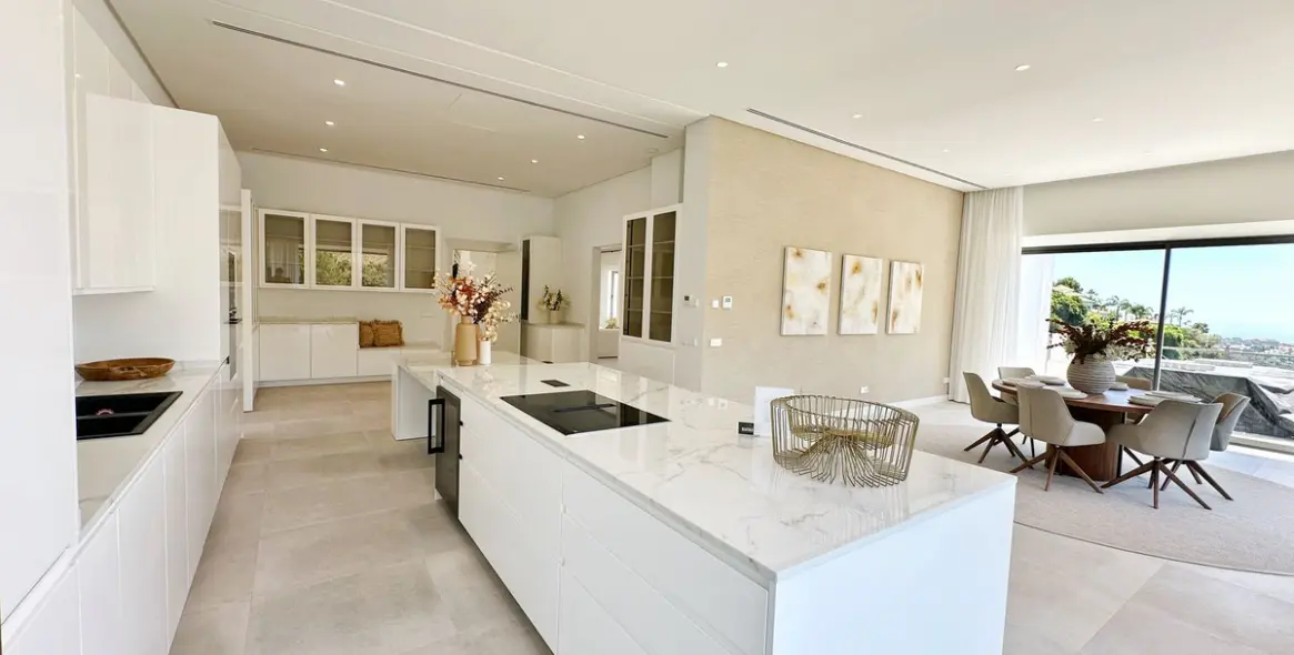 Sale of detached villa in El Madroñal 33