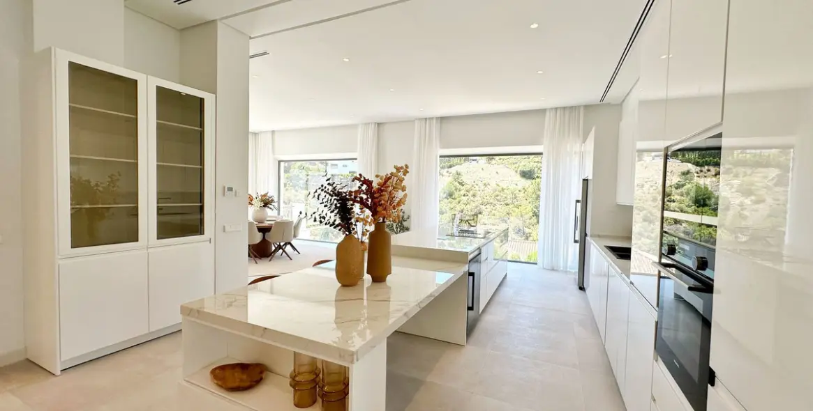 Sale of detached villa in El Madroñal 34