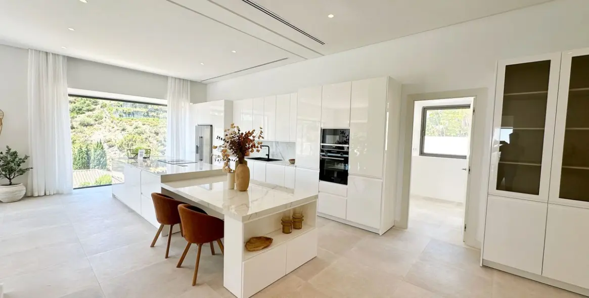 Sale of detached villa in El Madroñal 35