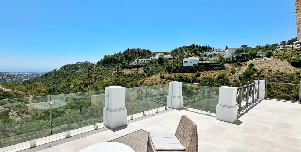 Sale of detached villa in El Madroñal 53