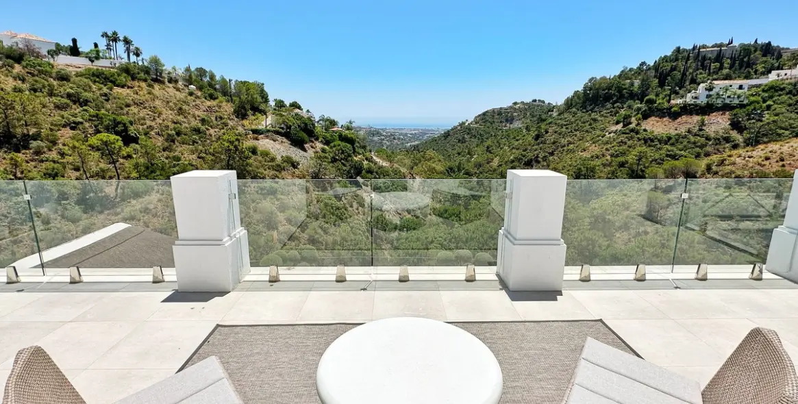 Sale of detached villa in El Madroñal 54
