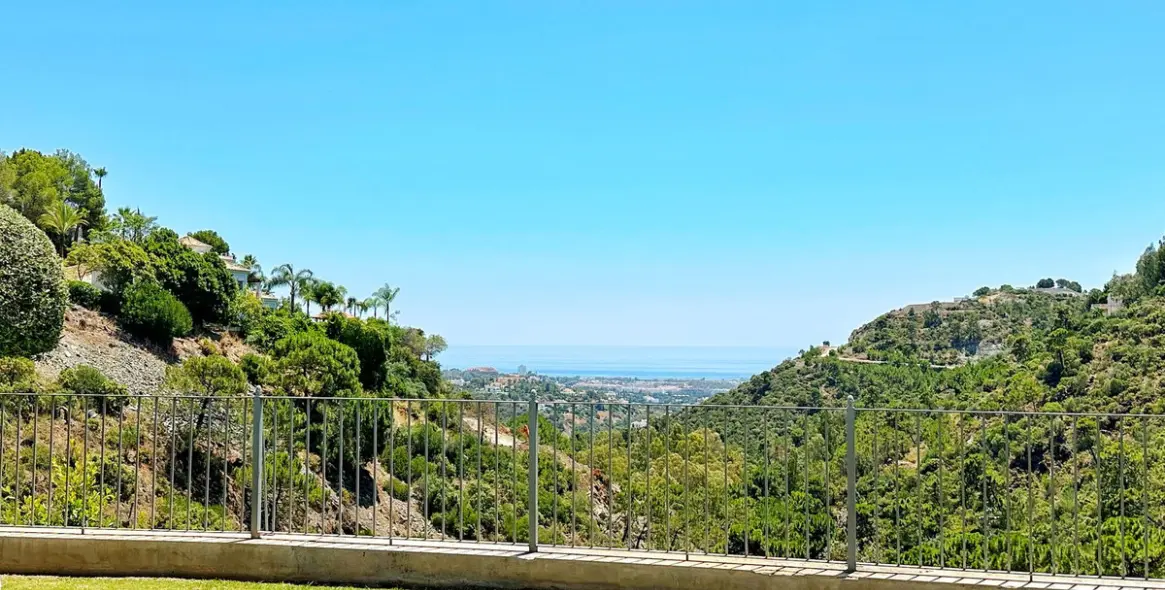 Sale of detached villa in El Madroñal 61