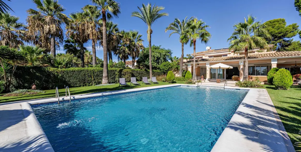 Sale of detached villa in Benamara 35