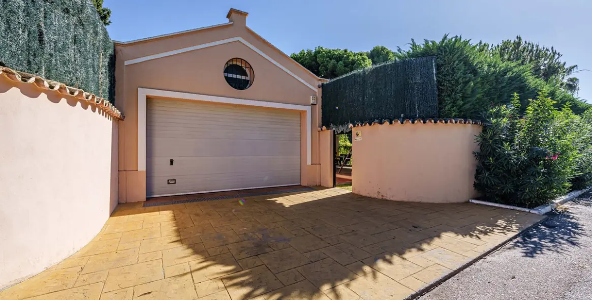 Sale of detached villa in Benamara 50