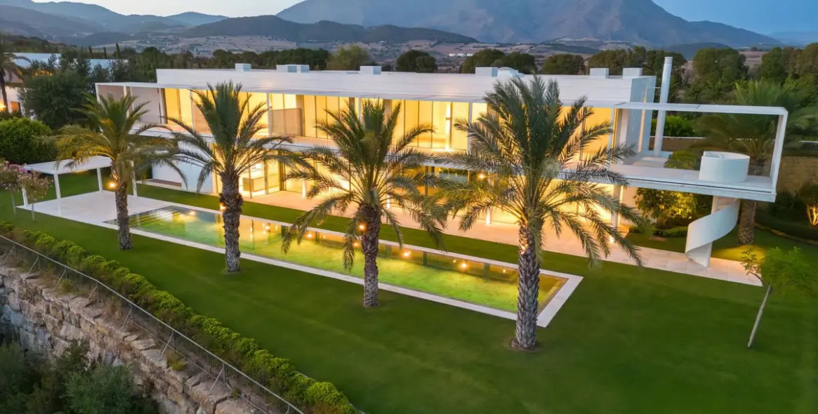 Sale of detached villa in Casares 53