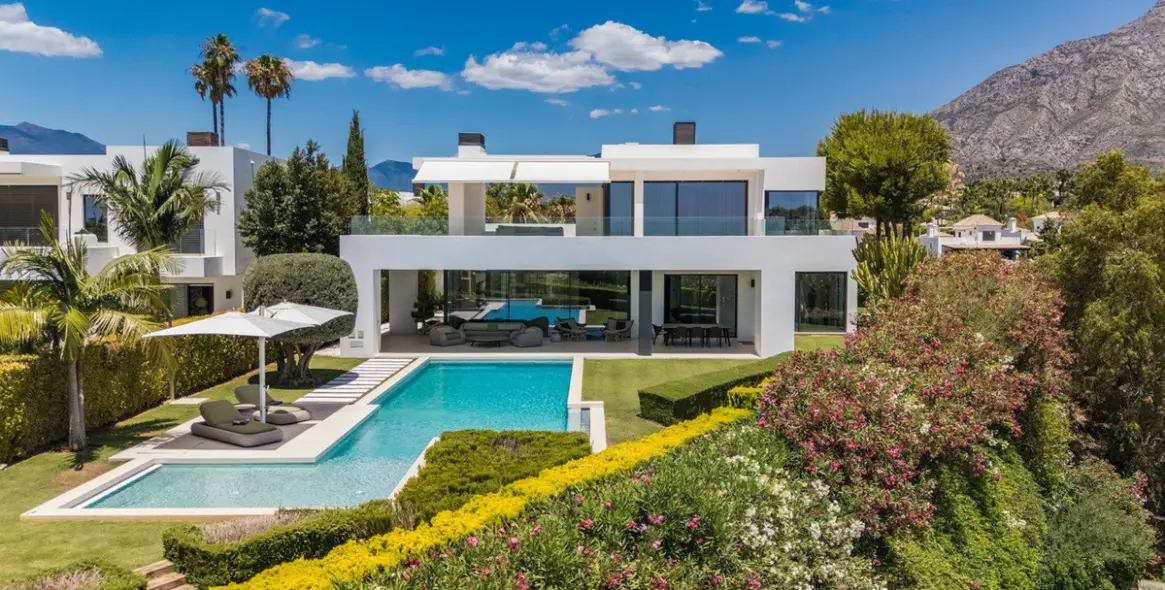 Sale of detached villa in The Golden Mile 1