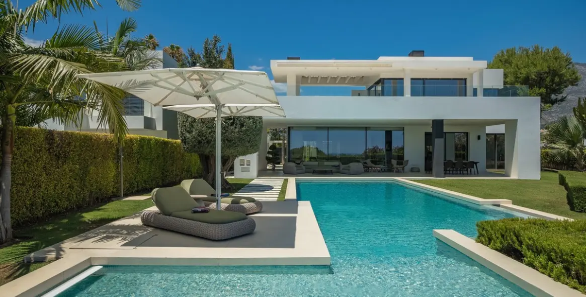 Sale of detached villa in The Golden Mile 2