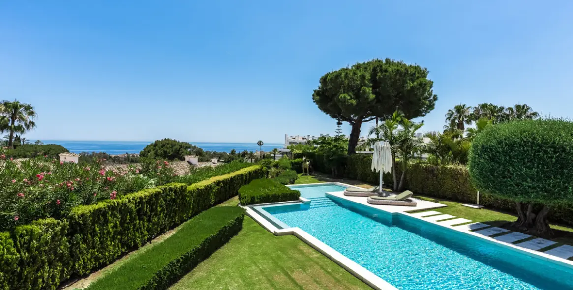 Sale of detached villa in The Golden Mile 4