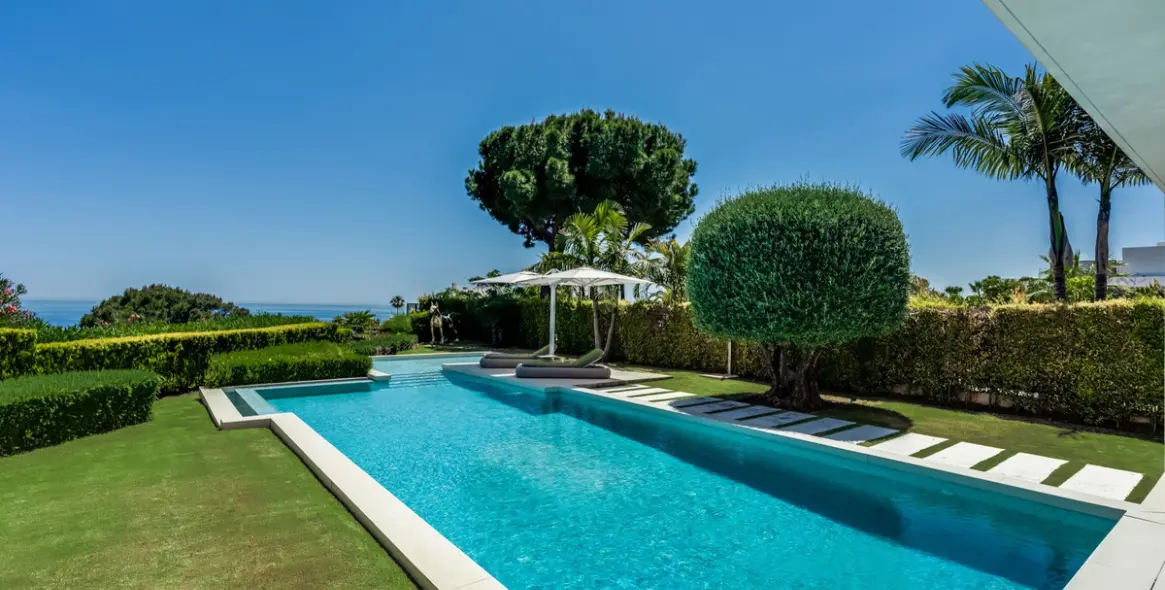 Sale of detached villa in The Golden Mile 5