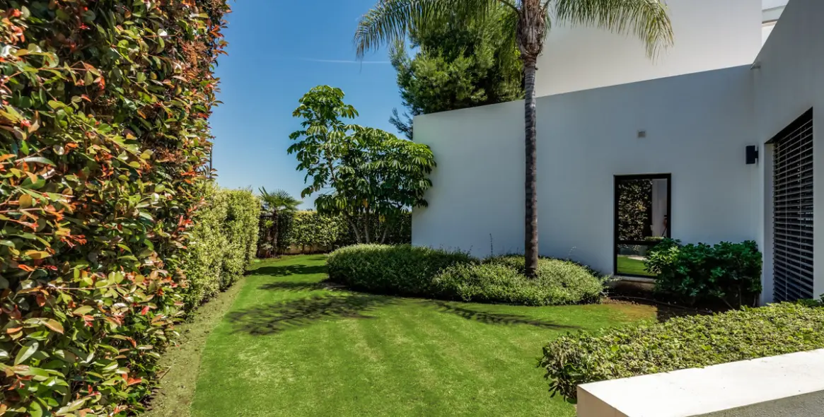 Sale of detached villa in The Golden Mile 6