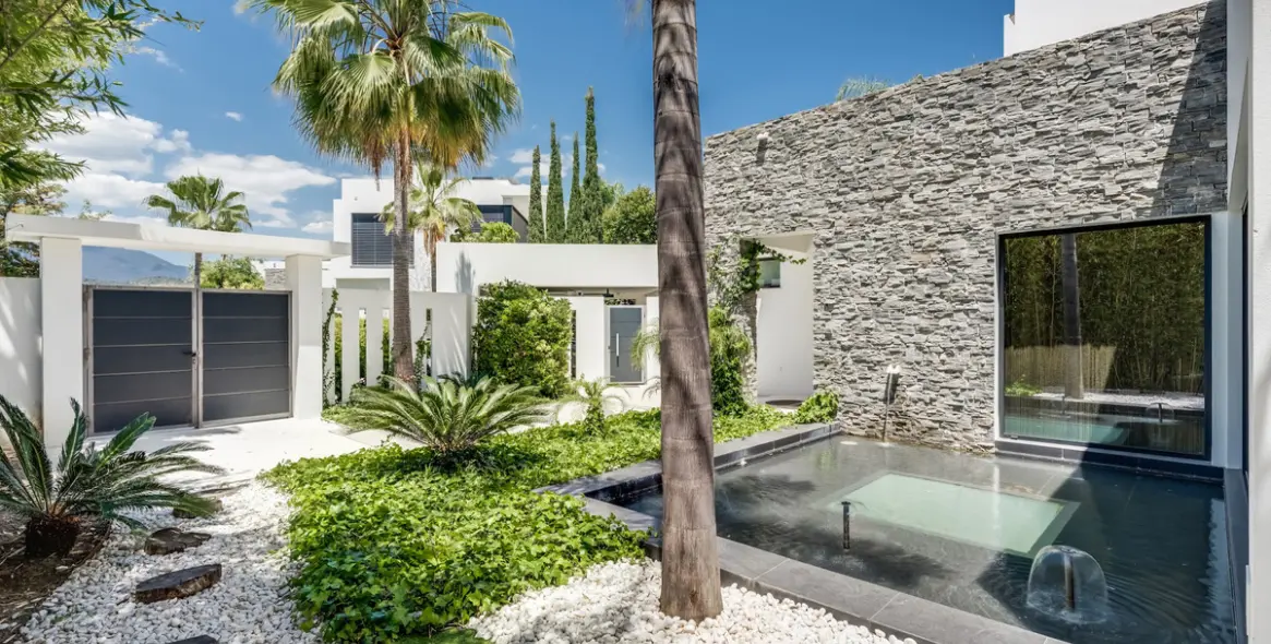 Sale of detached villa in The Golden Mile 7