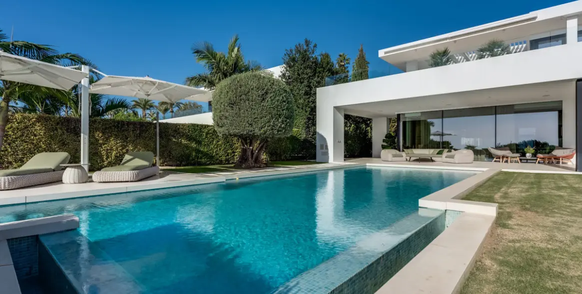 Sale of detached villa in The Golden Mile 44