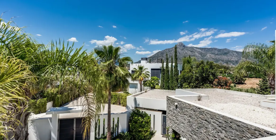 Sale of detached villa in The Golden Mile 53