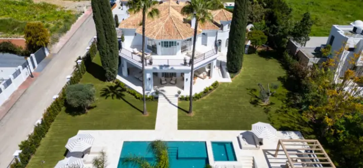 Venta de villa independiente en Nueva Andalucía 1