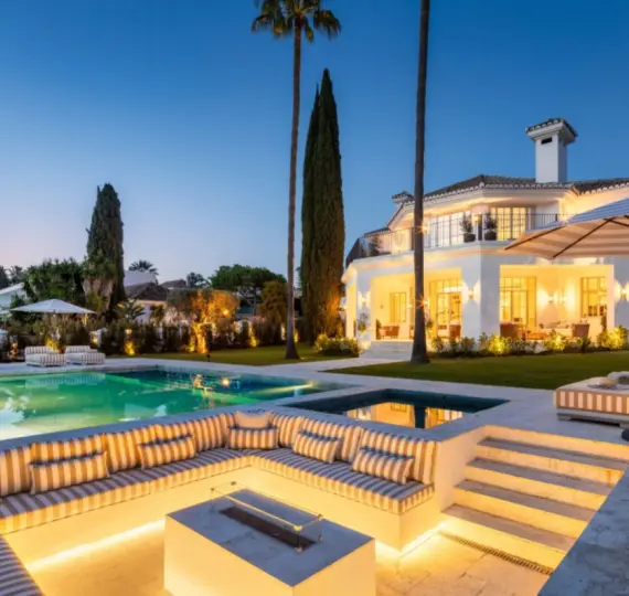 Venta de villa independiente en Nueva Andalucía