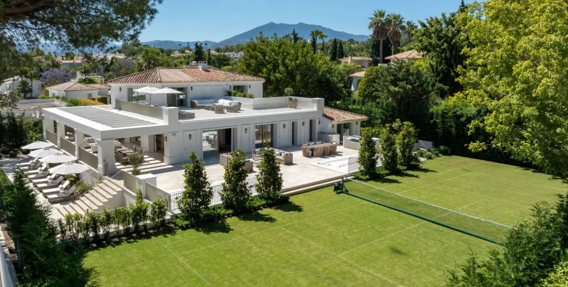 Sale of detached villa in Marbella (district Nagüeles) 1