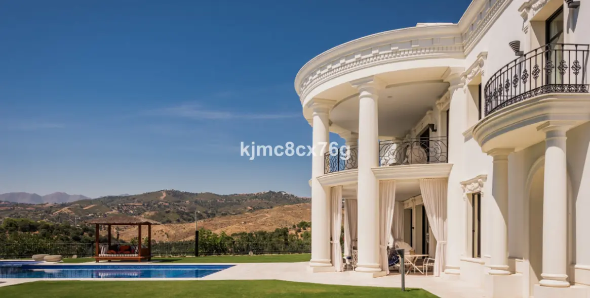 Продажа  отдельно стоящей виллы в Marbella East (район Hacienda Las Chapas) 2