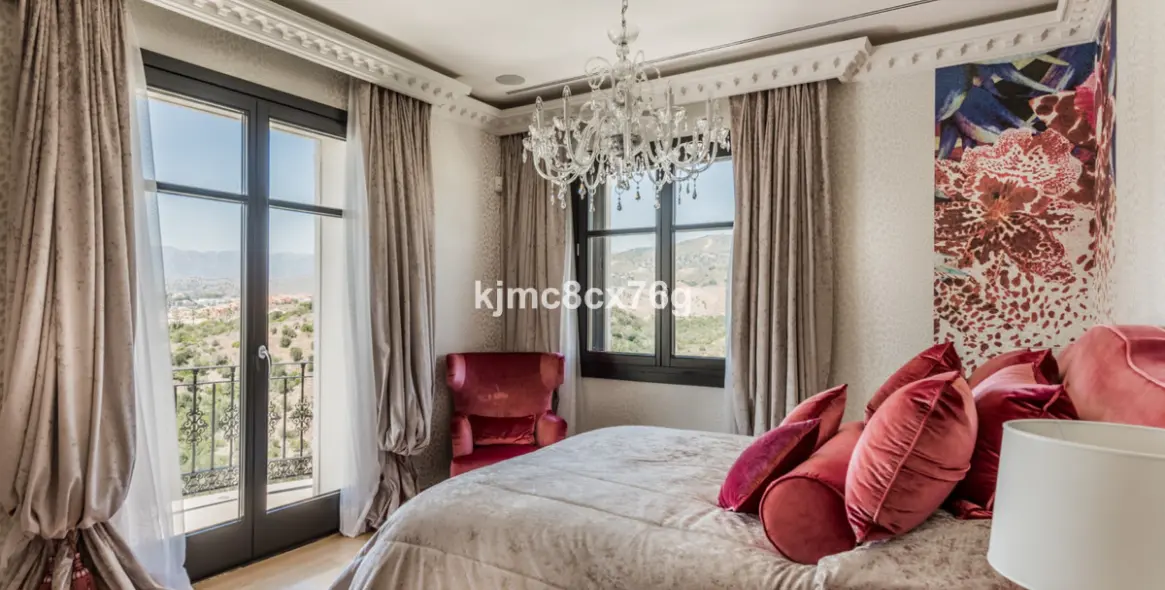 Sale of detached villa in Hacienda Las Chapas 16