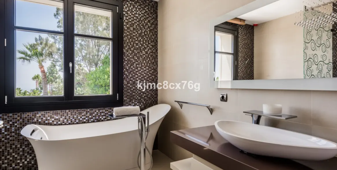 Sale of detached villa in Hacienda Las Chapas 18