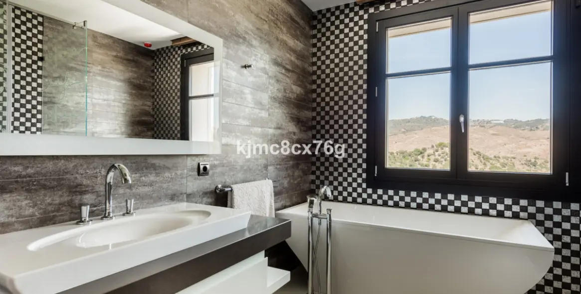 Sale of detached villa in Hacienda Las Chapas 19