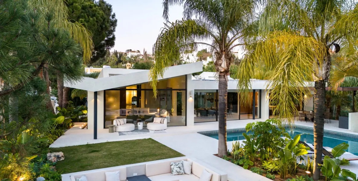 Продажа  отдельно стоящей виллы в Marbella East (район Hacienda Las Chapas) 1