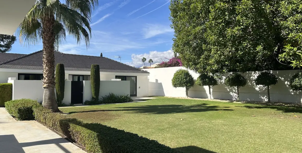 Sale of detached villa in Guadalmina Baja 1