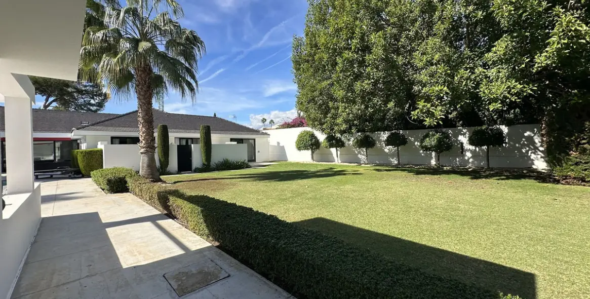 Sale of detached villa in Guadalmina Baja 6