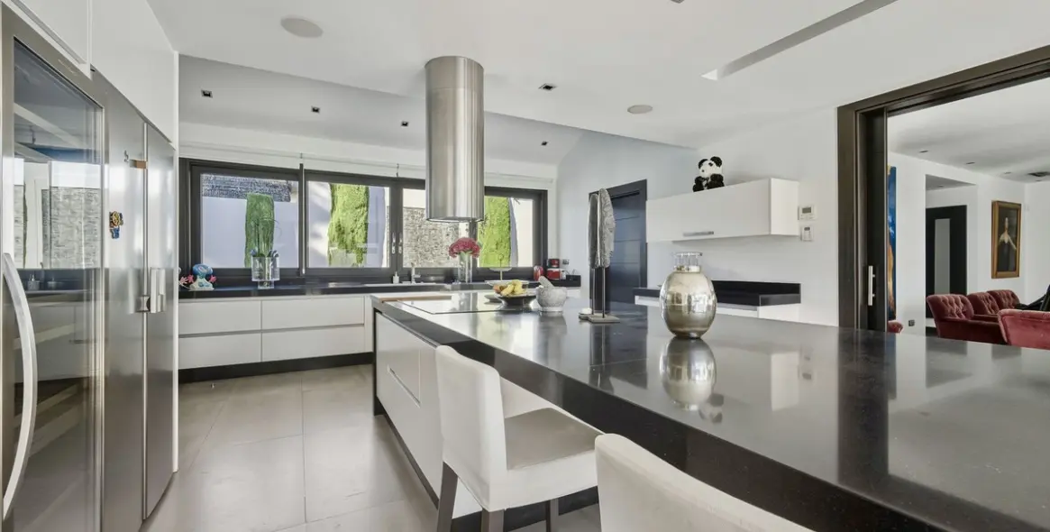 Sale of detached villa in Guadalmina Baja 22