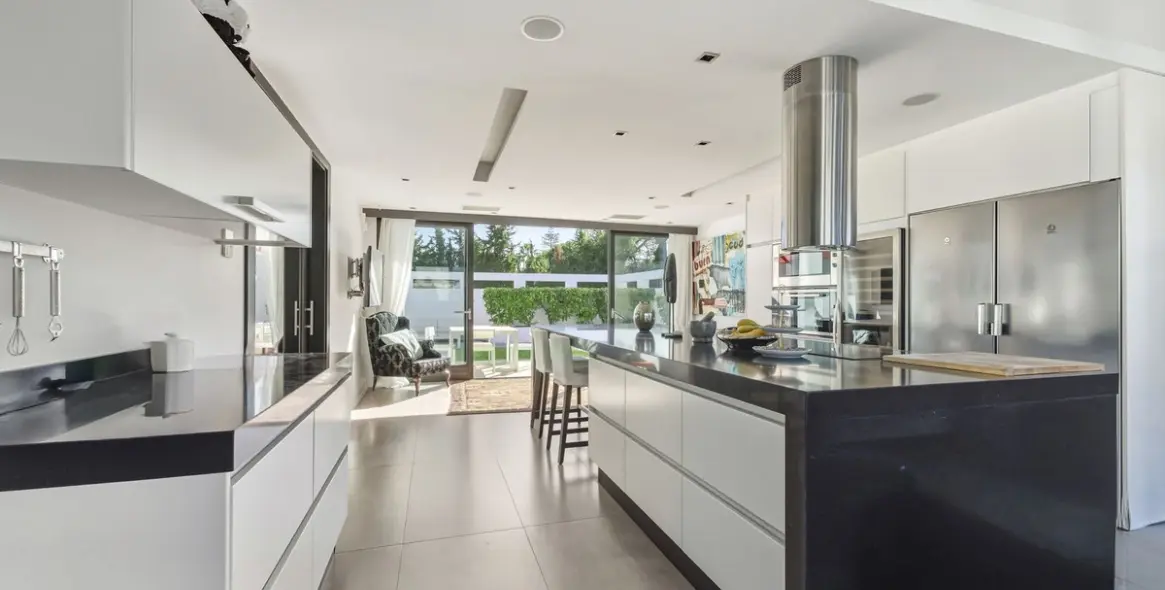 Sale of detached villa in Guadalmina Baja 23