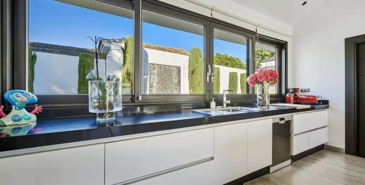 Sale of detached villa in Guadalmina Baja 24