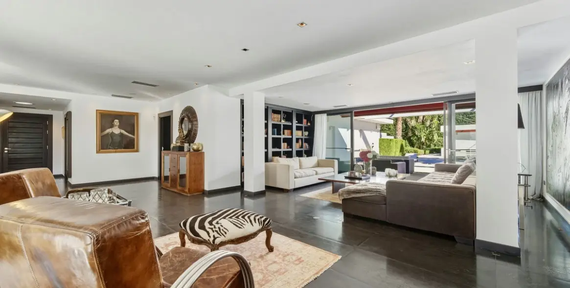 Sale of detached villa in Guadalmina Baja 25