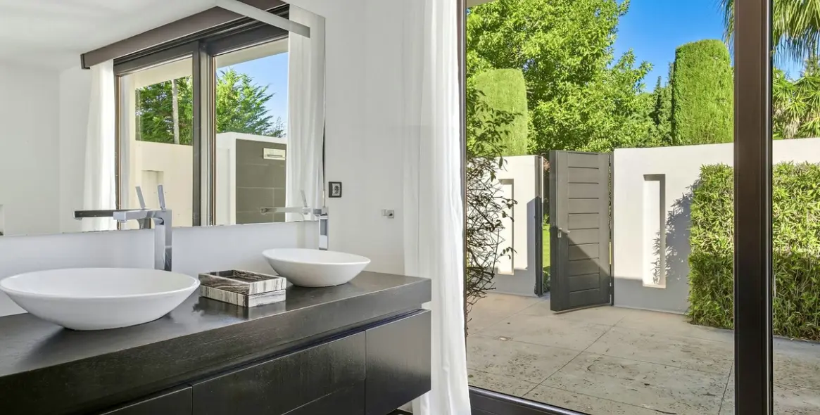 Sale of detached villa in Guadalmina Baja 27
