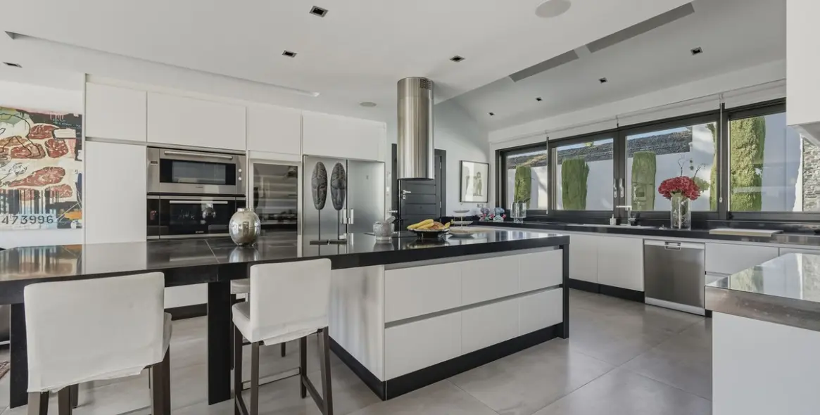 Sale of detached villa in Guadalmina Baja 28