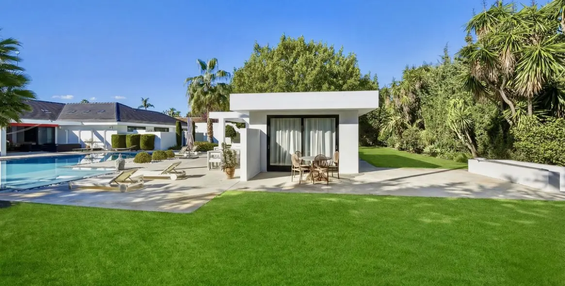 Sale of detached villa in Guadalmina Baja 30