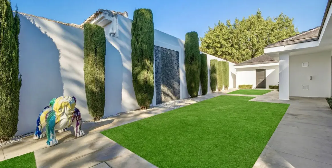 Sale of detached villa in Guadalmina Baja 31