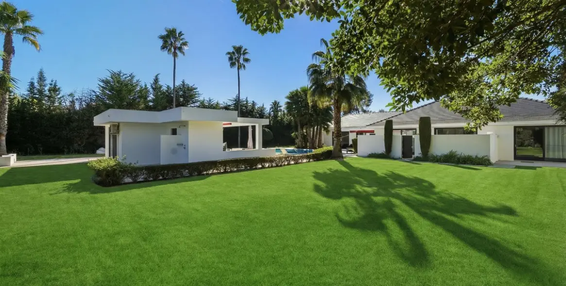 Sale of detached villa in Guadalmina Baja 32