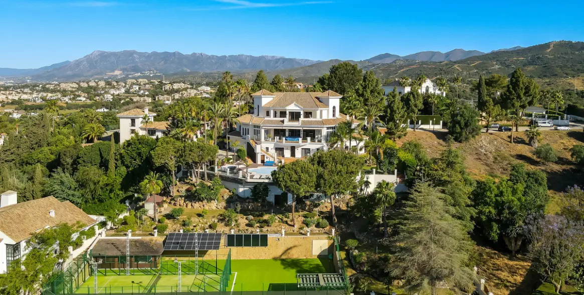 Продажа  отдельно стоящей виллы в Marbella East (район Hacienda Las Chapas) 1