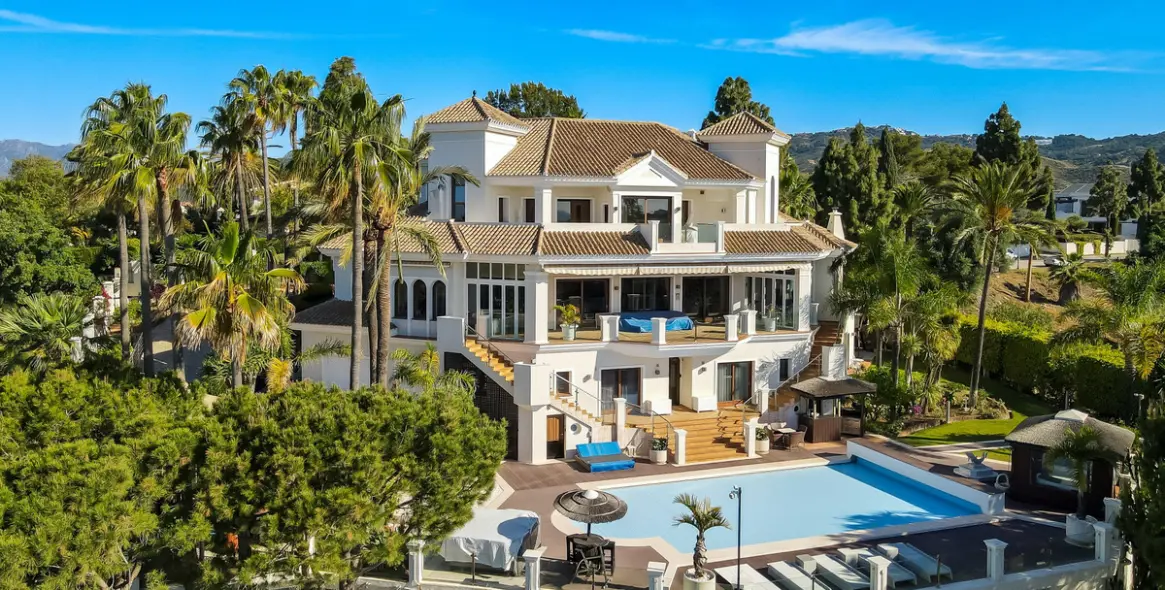 Продажа  отдельно стоящей виллы в Marbella East (район Hacienda Las Chapas) 2