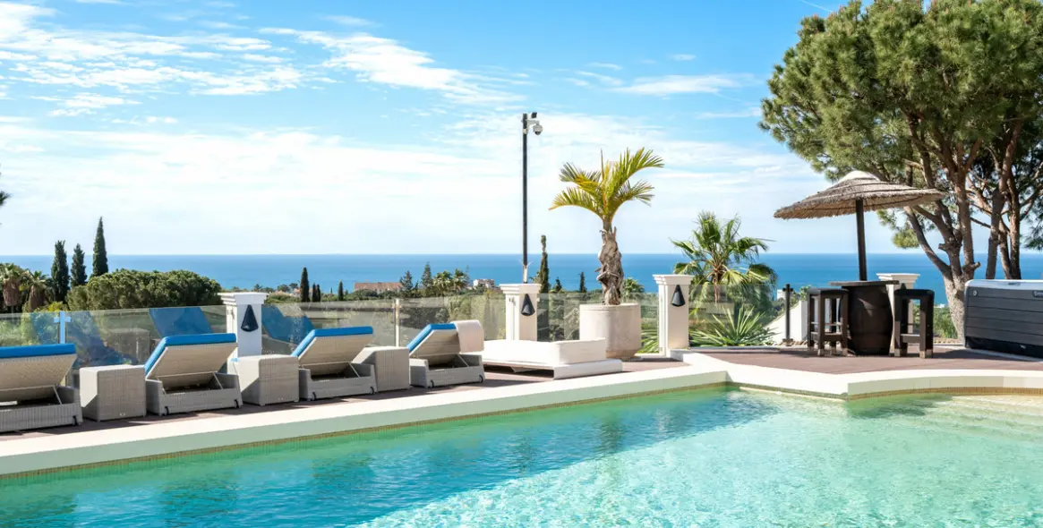 Продажа  отдельно стоящей виллы в Marbella East (район Hacienda Las Chapas) 3