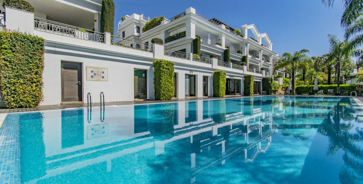 Sale of penthouse in Estepona (district Estepona) 1