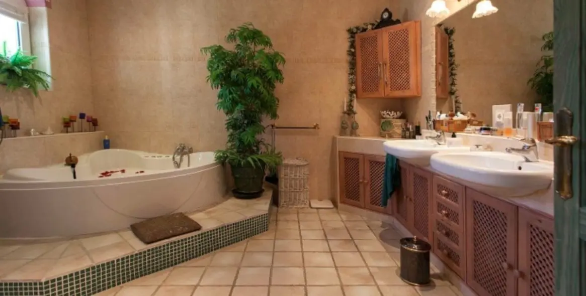 Sale of detached villa in Cerros del Aguila 5