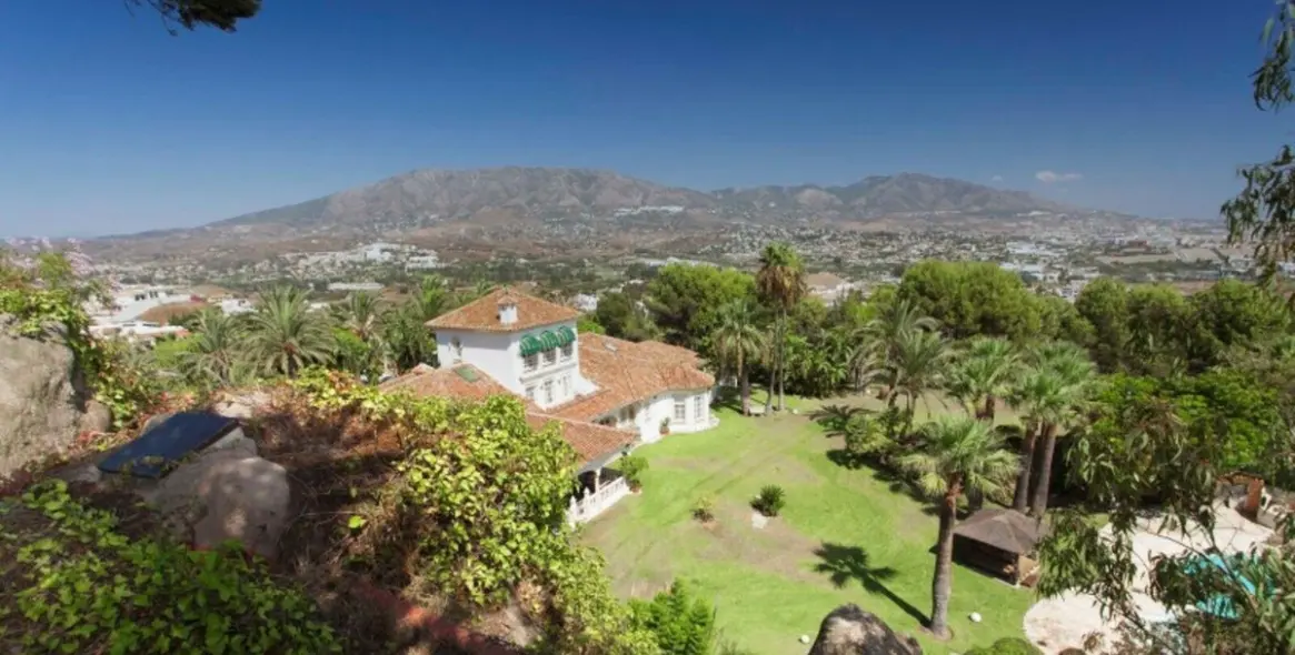 Sale of detached villa in Cerros del Aguila 20