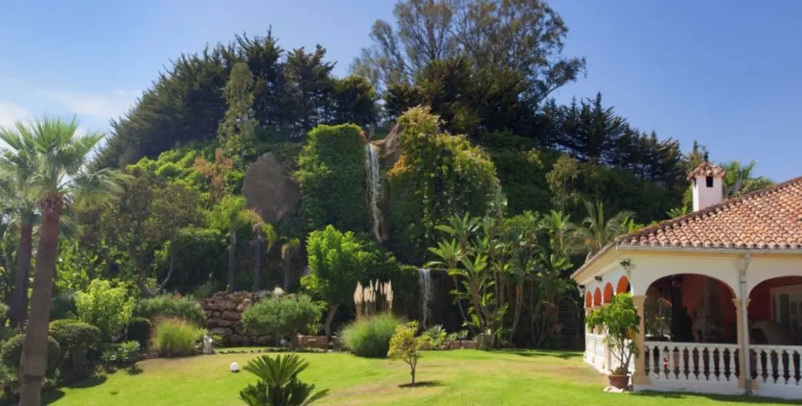 Sale of detached villa in Cerros del Aguila 23