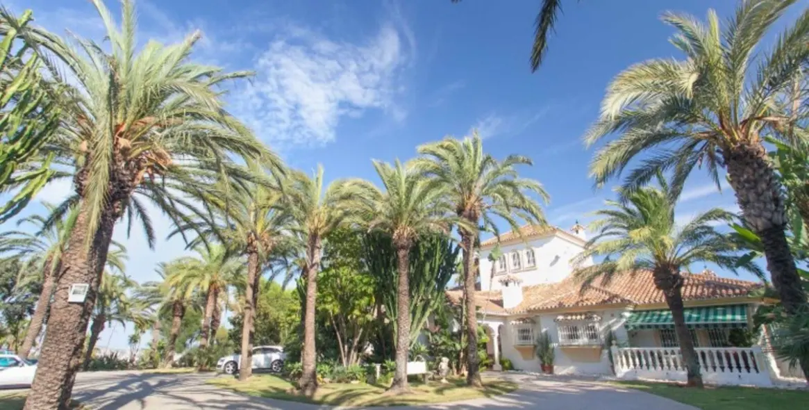 Sale of detached villa in Cerros del Aguila 25