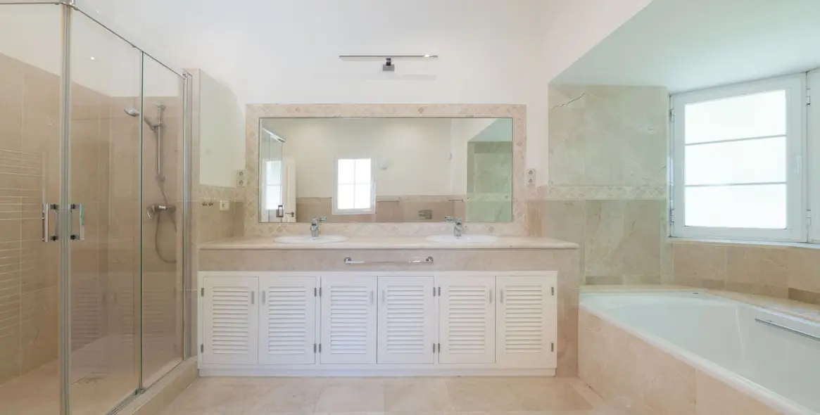 Sale of detached villa in Benahavís 12