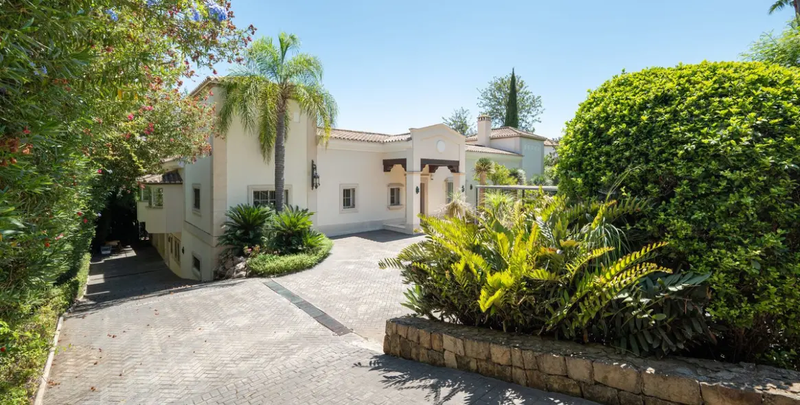 Sale of detached villa in Los Arqueros 2